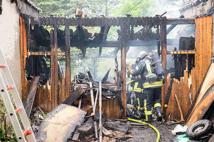 Die Feuerwehr schließt einen technischen Defekt als Brandursache nicht aus.
