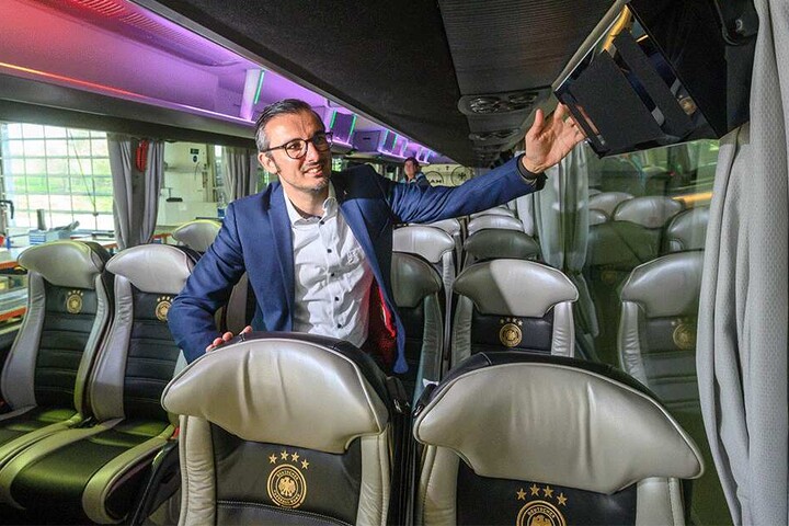Mächtig Bässe: MAN-Sprecher Sebastian Lindner (38) zeigt einen Teil des 5000-Watt-Soundsystems, im Hintergrund leuchtet die LED-Anlage.