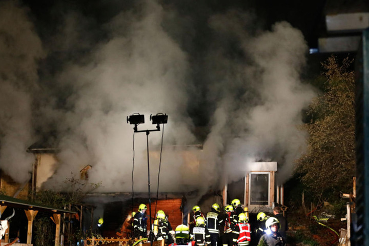 Die Frau (53) starb in den Flammen. Der männliche Bewohner konnte mit einer Rauchvergiftung gerettet werden.