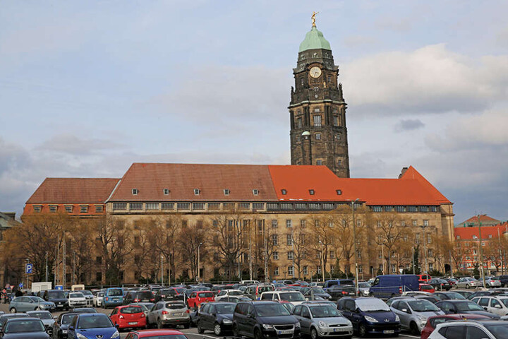 Aktuell können über 400 Autos am Ferdinandplatz in der Nähe des Rathauses
oberirdisch parken.