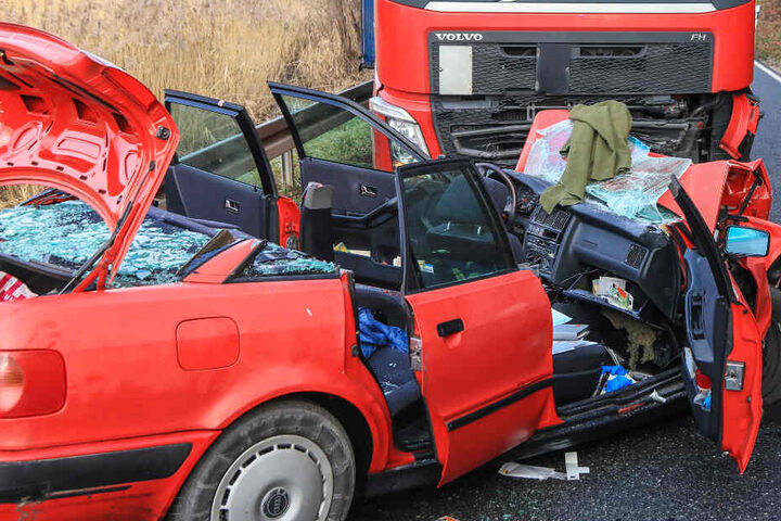Die Rettungskräfte mussten den Audi-Fahrer aus dem Wrack seines Wagens befreien.