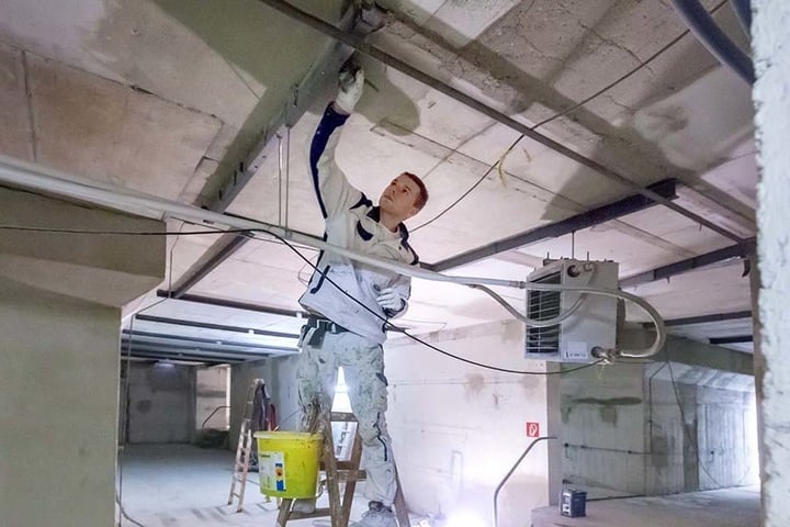 Marco Pohler (21) streicht Stahlträger im Keller des Gablenzer Bades mit
Rostschutzfarbe.