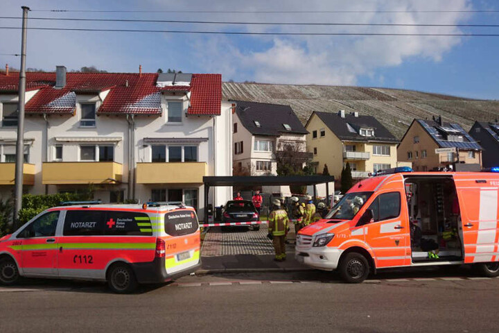 Die Einsatzkräfte haben das Gebiet um das Haus abgesperrt.