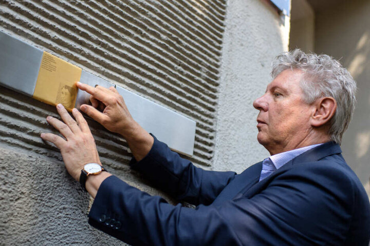 Münchens Oberbürgermeister Dieter Reiter (SPD) bei der Enthüllung der ersten Erinnerungstafeln für die Opfer des Nationalsozialismus in München 2018. (Archiv)