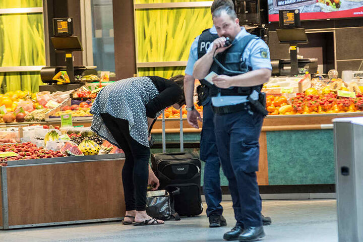 Die Besitzerin des nicht mehr herrenlosen Koffers nimmt diesen entgegen.