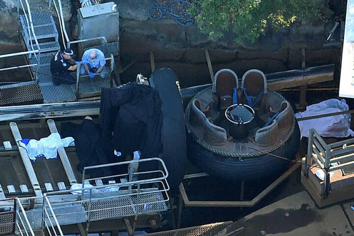 Die Personen wurden von der Wildwasserbahn eingeklemmt.