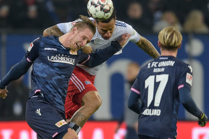 Hamburgs Leo Lacroix und Berlins Simon Hedlund kämpfen um den Ball.
