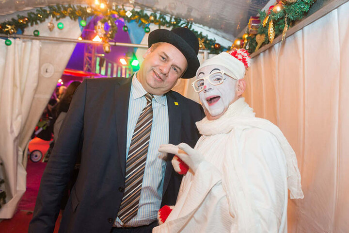Ein wenig Zeit für Spaß: OB Dirk Hilbert (links) mit Clown Pierre im
Dresdner Weihnachtscircus.