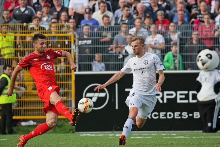 Jan Washausen (r.) im Mai 2016 im Drittliga-Aufstiegsrelegationsspiel gegen Davy Frick.