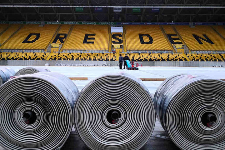 Unzählige Rollen standen bereit, um die 30 mal 60 Meter große künftige Spielfläche herzustellen.