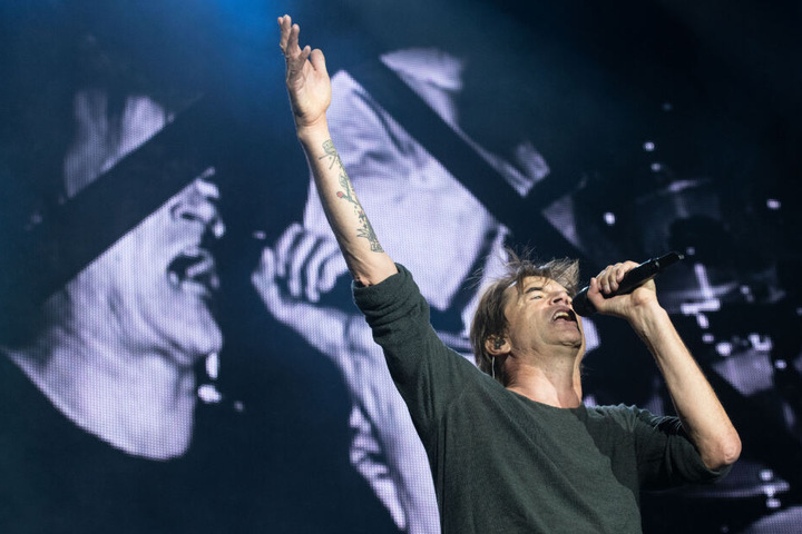 Frontmann Campino von der Band "Die Toten Hosen" singt.
