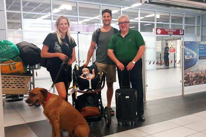 Familie Siddall bei ihrer Ankunft in Dresden mit Geschäftsführer Volker Schnabel.