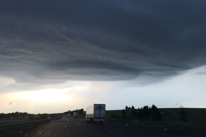 Am Dienstagabend braute sich ein Unwetter über der A4 zusammen.