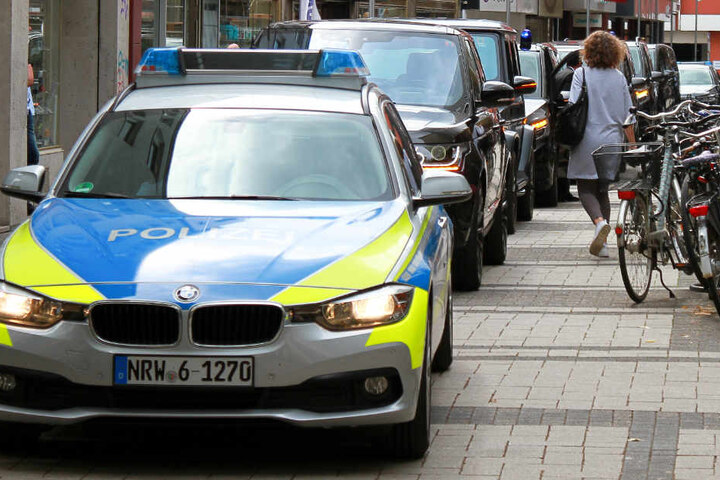Die Kolonne aus Fahrzeugen stoppte an der Breiten Straße in Köln.