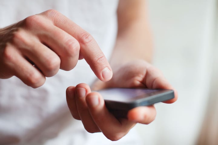 Ein 36-Jähriger soll die Frau mit seinem Handy beim Umziehen gefilmt haben (Symbolbild).