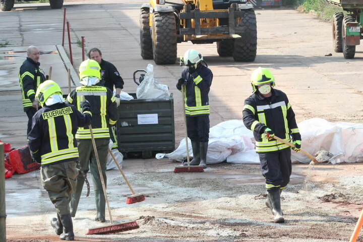Mit Schutzmasken machte sich die Feuerwehr an die Arbeit.