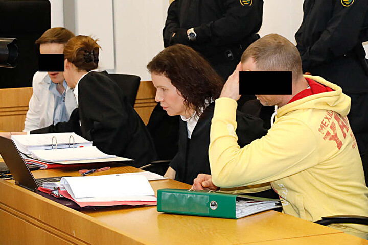Martin F. (l.,21) soll gemeinsam mit dem Mitangeklagten Michael H. (r.,36) Crystal über die tschechische Grenze geschmuggelt haben.