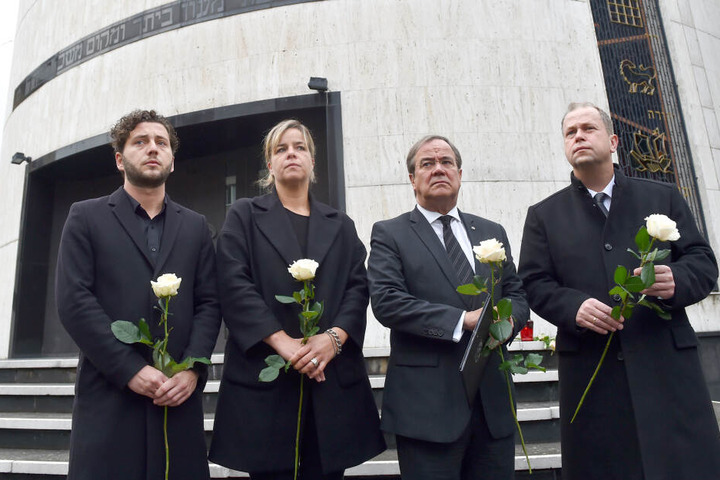Felix Banaszak (l-r), Mona Neubaur, NRW Vorsitzende Bündnis 90/, Die Grünen, Armin Laschet (CDU), Ministerpräsident Nordrhein-Westfalen und Joachim Stamp (FDP) stehen vor dem Eingang zur Neuen Synagoge.