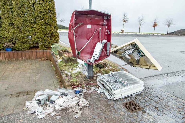 Der Automat wurde durch die Explosion komplett zerstört.
