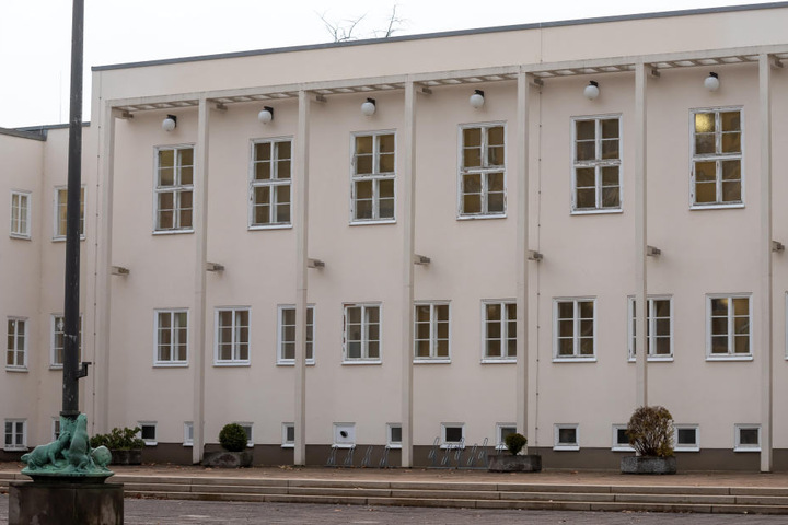 Viele Fenster des Stadtbades sind verschlissen, eine Sanierung laut Bürgermeister Ralph Burghart (48, CDU) dringend nötig.