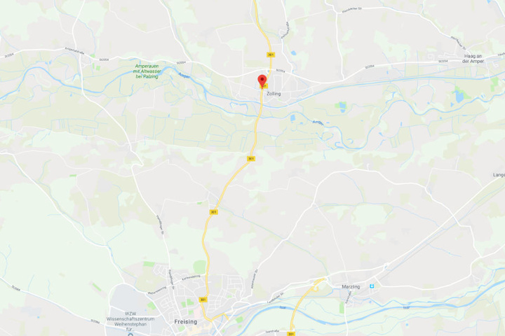 Auf der Bundesstraße 301 bei Zolling in Bayern kam es zu einem folgenschweren Verkehrsunfall.