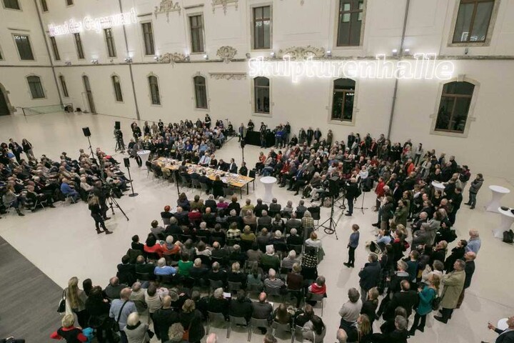 Das hohe Interesse an der Diskussionsrunde "Bilderstreit mit Blickkontakt" zeigt, wie sehr die Debatte Dresdner bewegt.