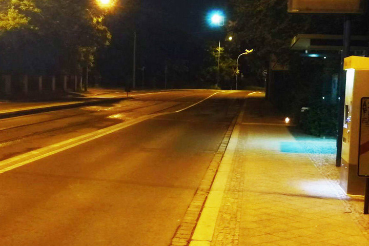Der 40-jährige Mann war an der Haltestelle über die Kupplung einer stehenden Tatra-Straßenbahn geklettert. Beim Anfahren der Bahn stürzte er und wurde überfahren.