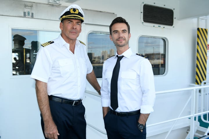 Alt und neu: Kapitän Burger (Sascha Hehn, l) und der junge Offizier Florian (Florian Silbereisen) stehen in der Folge "Das Traumschiff: Tansania" auf der Brücke des Schiffs.