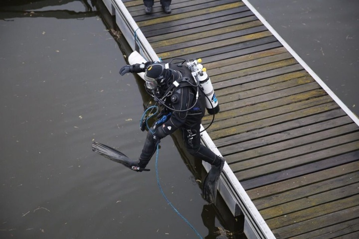 Ein Taucher springt in die Elbe, um nach dem vermissten Philipp zu suchen.