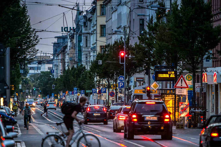 Nachts ist die Eisenbahnstraße ein gefährliches Pflaster. Die Auseinandersetzungen im Drogenmilieu werden immer gewalttätiger.