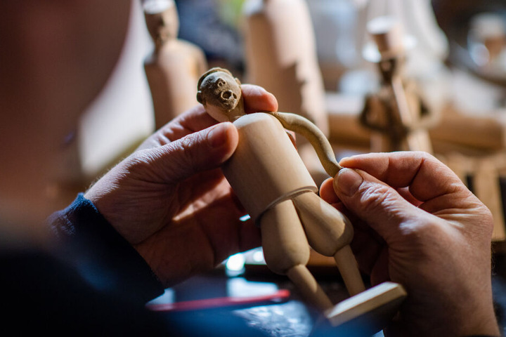 Arme und Gesicht dieser Figur werden aus einem speziellen Teig gemacht. Der Körper ist aus Holz.