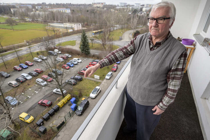 Werner K. (74) blickt von seinem Balkon vor allem an Feiertagen auf Müllberge.