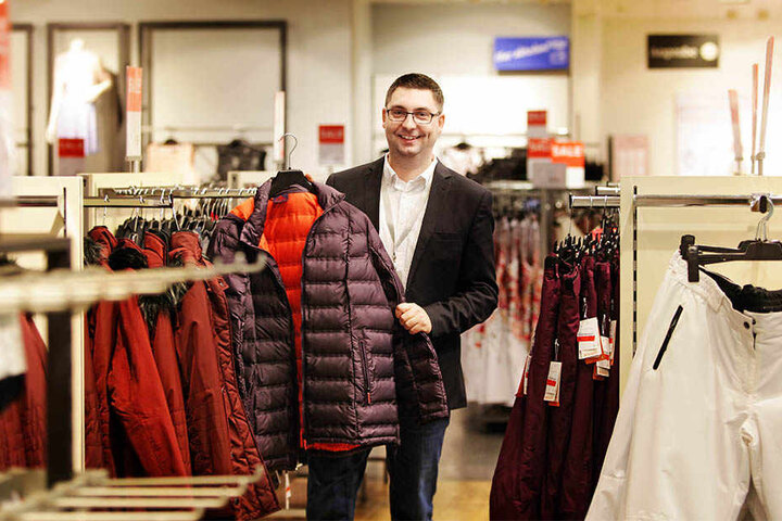 Die Winterware ist schon fast ausverkauft. Doch die letzten warmen Klamotten, die C&A-Filialleiter Sascha Stefan zeigt, finden mit Kälteeinbruch noch Interessenten.