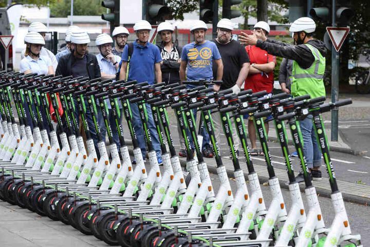 Teilnehmer eines Fahrsicherheitstrainings für E-Scooter.