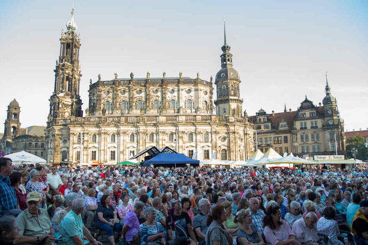 Jahr für Jahr lockt das Stadtfest etwa 500 000 Besucher in die Dresdner
Innenstadt.