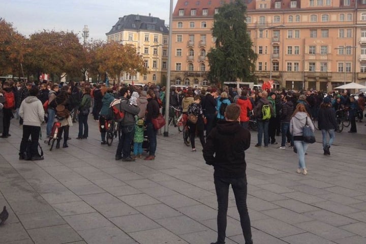 Am Nachmittag sammeln sich die Teilnehmer einer Demonstration, die dann in die Innenstadt ziehen soll.