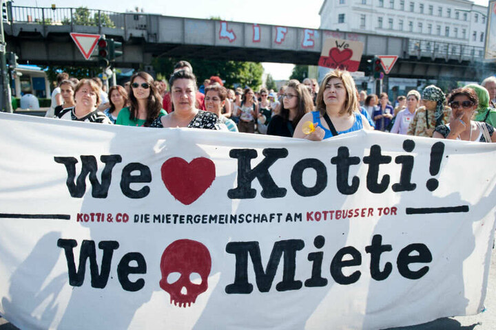 Berliner demonstrieren gegen Verdrängung und hohe Mieten.