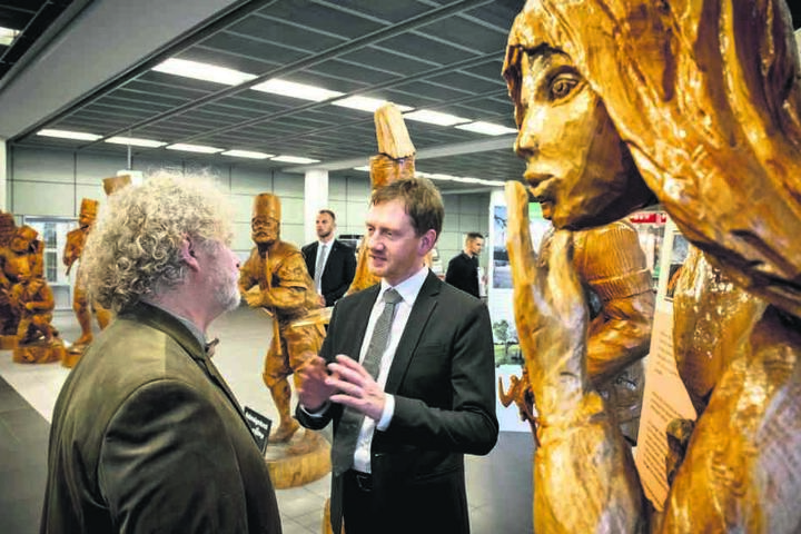 Ministerpräsident Michael Kretschmer (43, CDU) hatte Andreas Martin mit den Holzfiguren zum Flughafen eingeladen.