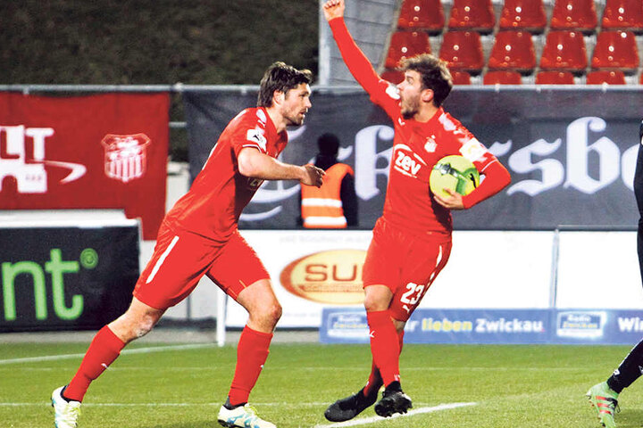 Ronny König (l.) marschiert nach dem Anschlusstreffer von Daniel Gremsl (r.) schnurstracks Richtung Anstoßpunkt.