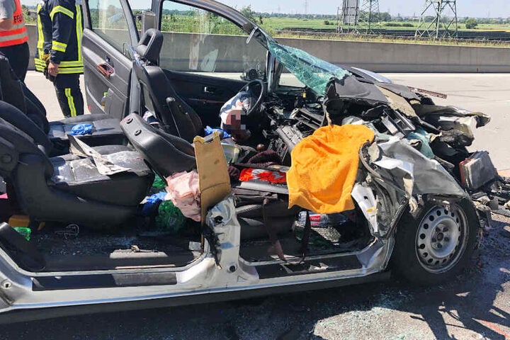 Ein VW Sharan ist auf der A8 am Ende eines Staus in das Heck eines Lastwagens gekracht.