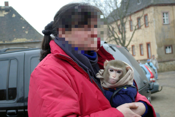 Gegen sie wird wegen diverser Verstöße gegen den Arten- und Tierschutz ermittelt: Simona T. (52), hier mit einem der später beschlagnahmten Rhesusaffen an der Brust.