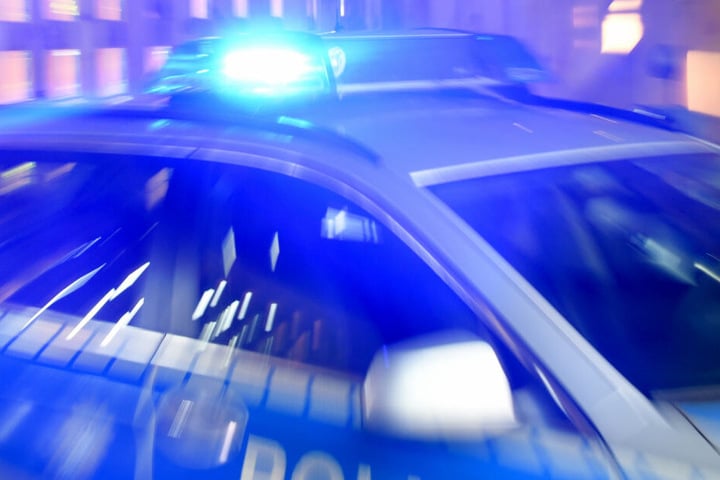 Die Polizei nahm eine 18-jährige Frau, sowie zwei Männer (18 und 21) fest. Sie stehen im Verdacht, eine räuberische Erpressung begangen zu haben. (Symbolbild)