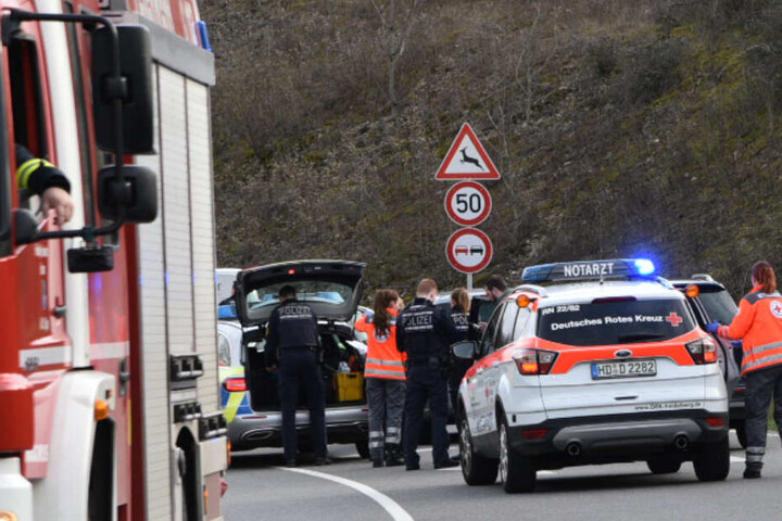 Der Notarzt versuchte den Fahrer vergeblich zu reanimieren: Der 20-Jährige verstarb noch an der Unfallstelle.