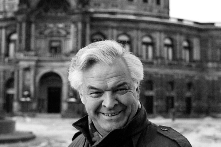 Der Kammersänger Theo Adam am Tag der Wiedereröffnung der Semperoper vor dem wiederaufgebauten Opernhaus auf dem Theaterplatz.