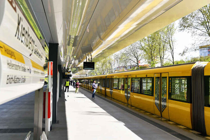 Die neue U-Bahnstation wurde für die International Gartenausstellung gebaut und soll die Gäste vom Stadtzentrum nach Hellersdorf bringen.