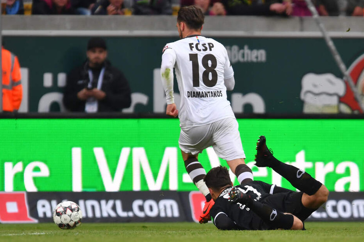 Hier schiebt Dimitrios Diamantakos zum 1:1 ein.
