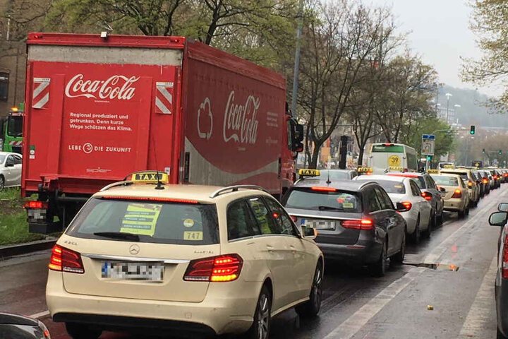 Die Theodor-Heuss-Straße war während der Taxi-Demo heute Mittag völlig dicht.