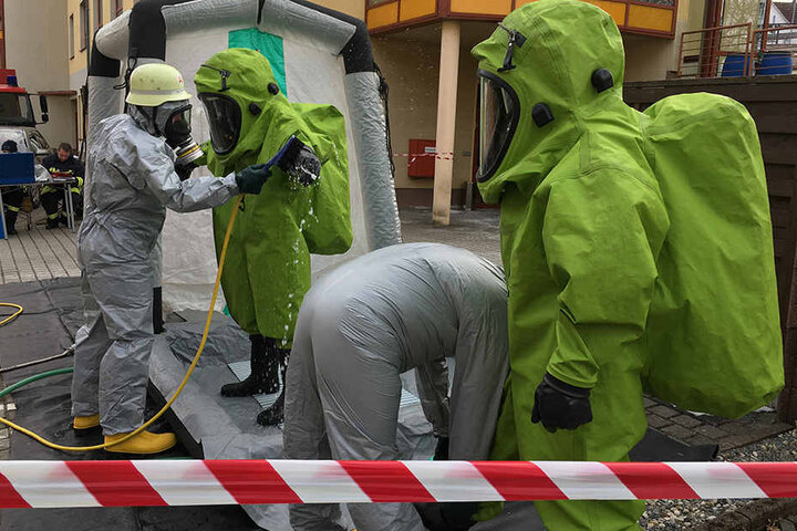 Gründliche Reinigung der Schutzanzüge nach dem Einsatz.