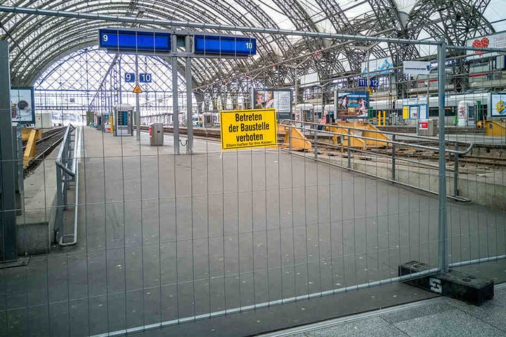 Die Bahnsteige der Mittelhalle sind bereits abgesperrt.