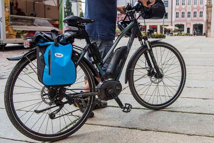 Ein E-Bike am Markt: Selbstfahrende Zweiräder müssen geschoben werden, Pedelecs dürfen fahren.